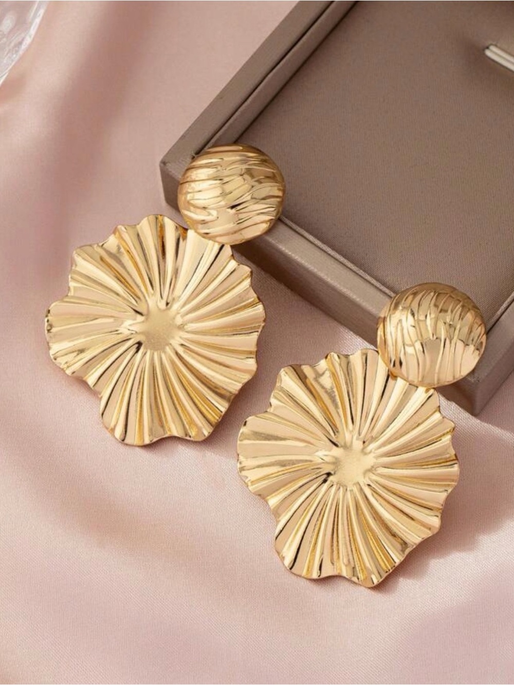 Gold Floral Drop Earrings - Elegant Women Jewelry - Picture 5 of 6